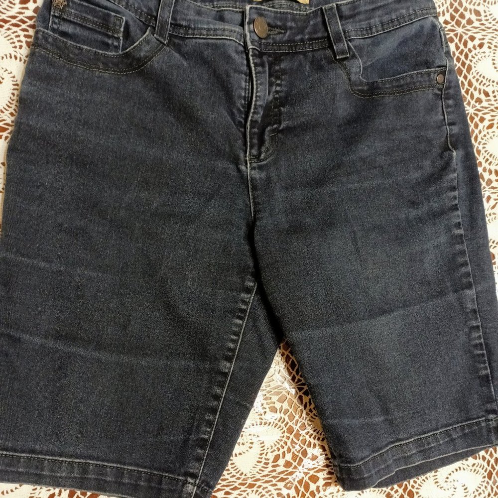 ★ 2 For $11 ★ Both Pairs of Women's Shorts, Nine West, Size 8, W-15", L-20 1/4"